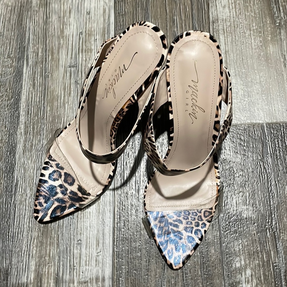 Cheetah printed pointed toe slip on hills
